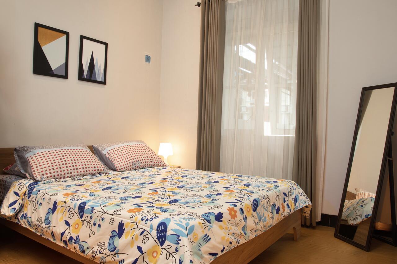 Huning House - 5 Bedrooms Purwokerto Extérieur photo