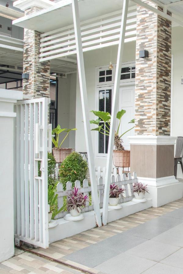 Huning House - 5 Bedrooms Purwokerto Extérieur photo